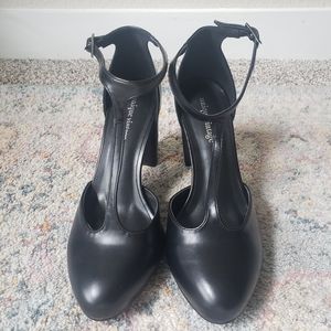 Unique Vintage Black Leatherette T-Strap Astaire Pumps size 7 NWOT